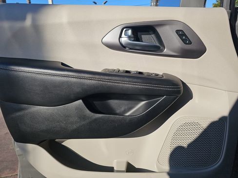 Used 2022 Chrysler Pacifica Touring-L image 29