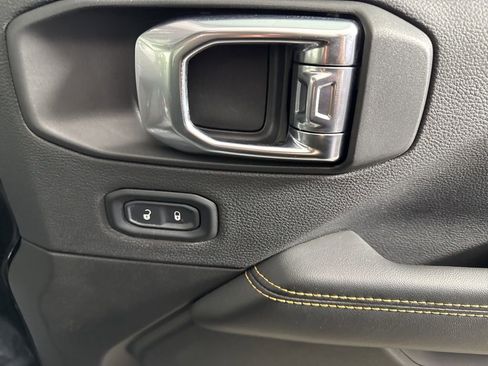 Used 2025 Jeep Wrangler Unlimited Sahara image 14