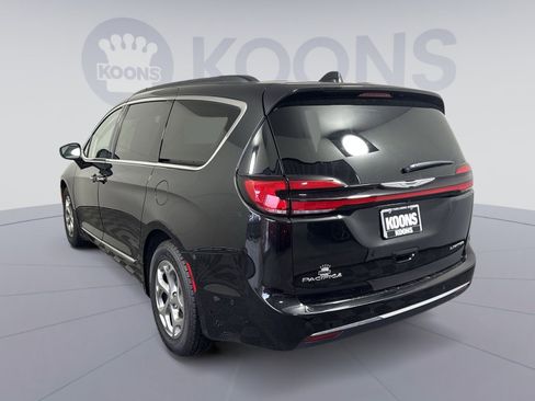 Used 2022 Chrysler Pacifica Limited image 4
