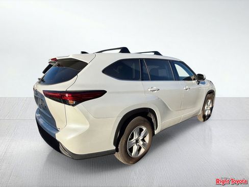 Used 2022 Toyota Highlander LE FWD image 4