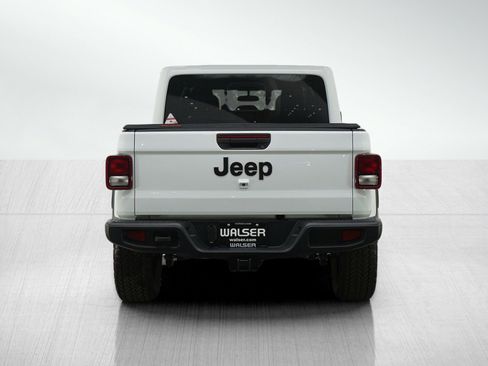 Used 2025 Jeep Gladiator Sport image 4