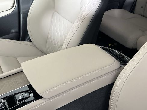 New 2026 Volvo XC90 B6 Plus w/ Protection Package Premier AWD/4WD image 22