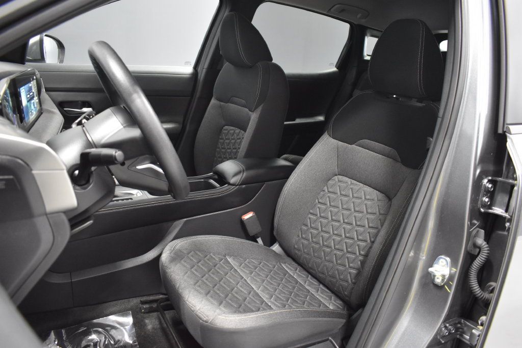 Used 2025 Nissan Kicks SV AWD/4WD image 5