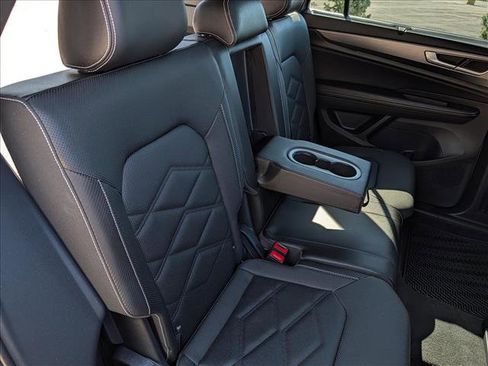 Certified 2025 Volkswagen Atlas Cross Sport SE w/ Panoramic Sunroof Package FWD image 18