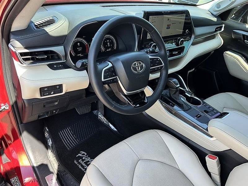 Used 2025 Toyota Highlander Limited FWD image 15