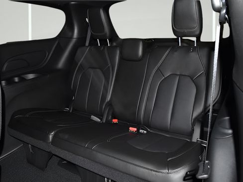 New 2026 Chrysler Pacifica Select AWD/4WD image 31