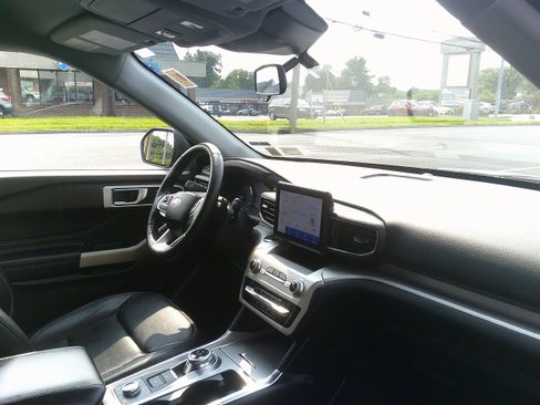 Used 2020 Ford Explorer XLT w/ Equipment Group 202A AWD/4WD image 22