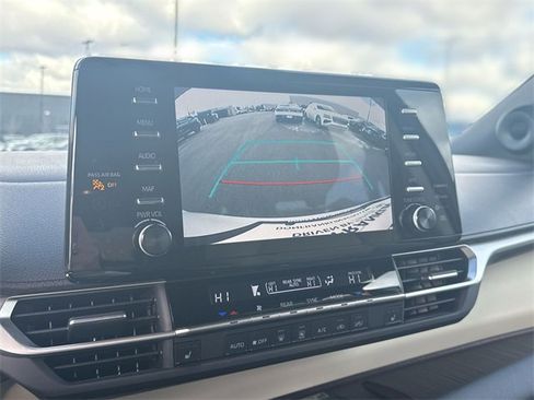 Used 2022 Toyota Sienna XLE image 17