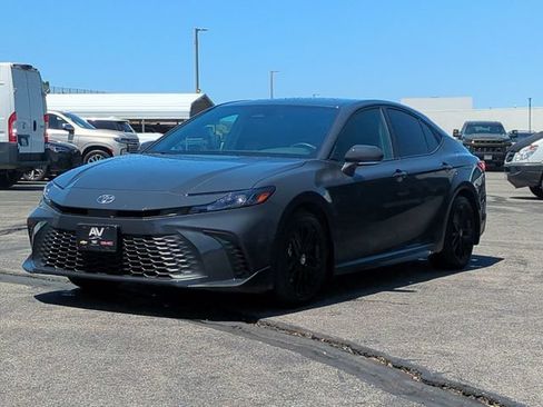 Used 2025 Toyota Camry SE FWD image 4