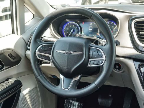 Certified 2023 Chrysler Pacifica Touring-L FWD image 14