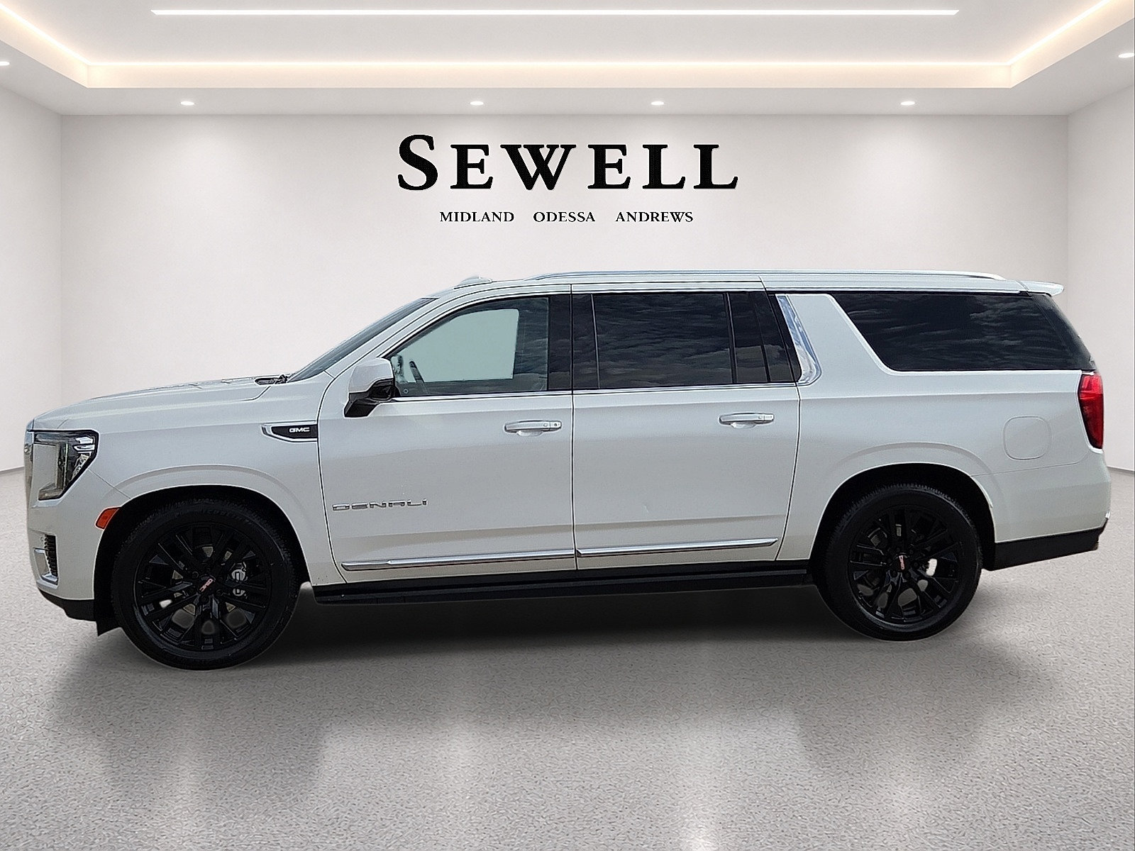 Used 2022 GMC Yukon XL Denali w/ Denali Ultimate Package AWD/4WD image 2