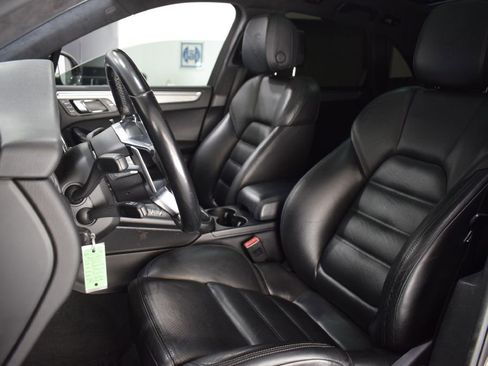Used 2017 Porsche Macan Turbo image 10