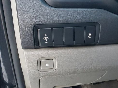 Used 2021 Kia Sedona LX image 20