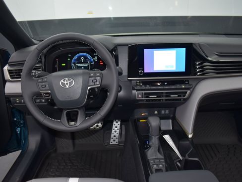 Used 2025 Toyota Camry SE image 15