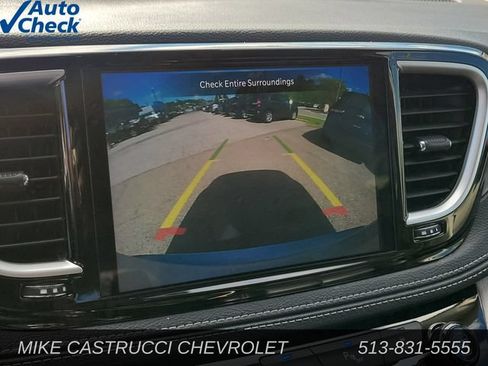 Used 2023 Chrysler Pacifica Touring-L FWD image 19