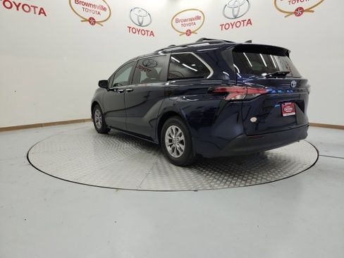 Certified 2022 Toyota Sienna XLE image 6