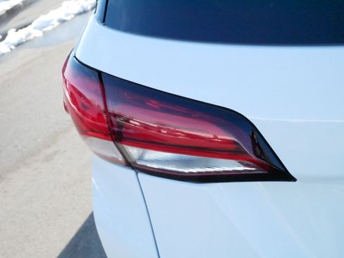 Used 2023 Chevrolet Equinox Premier image 17