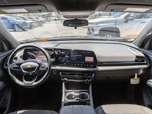 Used 2025 Chevrolet Traverse LT FWD image 10