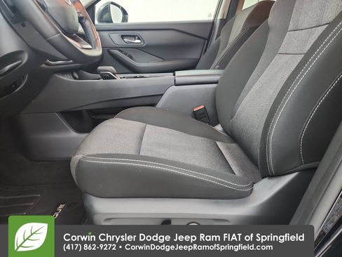 Used 2025 Nissan Rogue SV FWD image 19
