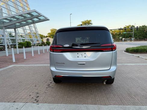 Used 2023 Chrysler Pacifica Touring-L FWD image 7