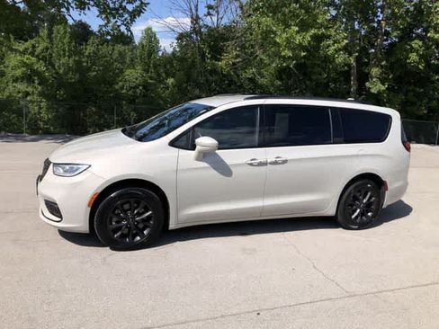 Used 2021 Chrysler Pacifica Touring-L w/ S Appearance Package AWD/4WD image 3