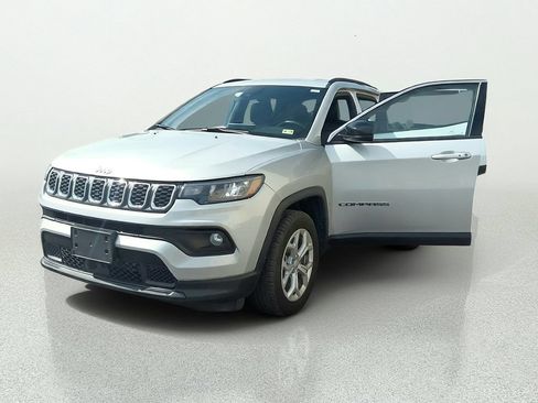 Used 2024 Jeep Compass Latitude AWD/4WD image 10