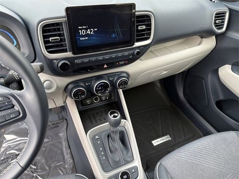 Certified 2025 Hyundai Venue Limited image 27