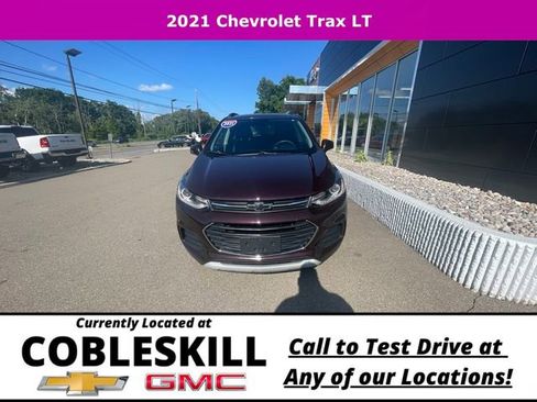 Used 2021 Chevrolet Trax LT w/ LT Convenience Package image 2