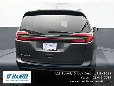 Used 2022 Chrysler Pacifica Touring-L FWD image 5