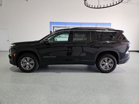 Used 2025 Chevrolet Traverse LT FWD image 5