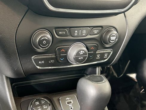 Used 2022 Jeep Cherokee Trailhawk w/ Technology Group B AWD/4WD image 15