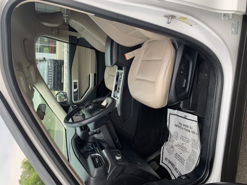 Used 2021 Ford Explorer XLT w/ Equipment Group 202A AWD/4WD image 9