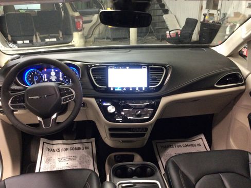 Used 2024 Chrysler Pacifica Touring-L image 19
