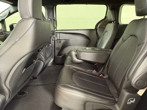 New 2026 Chrysler Pacifica Select FWD image 38