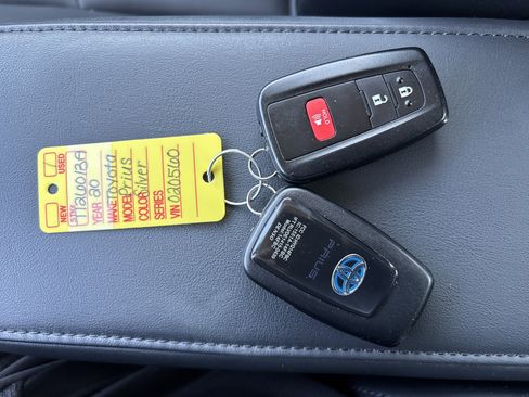 Used 2020 Toyota Prius XLE w/ Advanced Technology Package AWD/4WD image 28