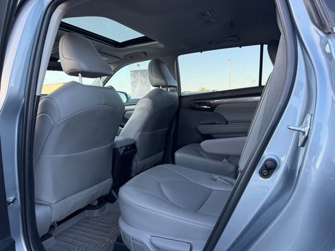 Used 2023 Toyota Highlander Limited FWD image 6