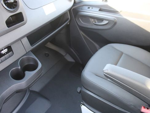 Used 2025 Mercedes-Benz Sprinter 2500 image 22
