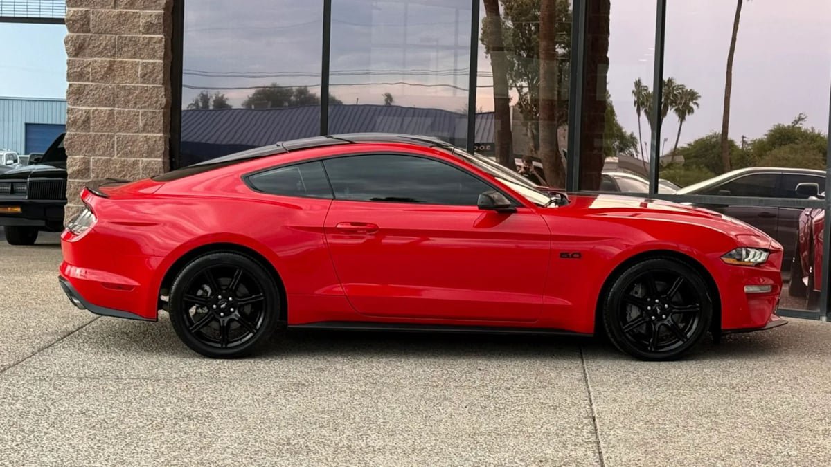 Used 2018 Ford Mustang GT w/ Black Accent Pkg RWD image 14