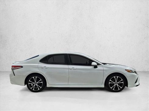 Used 2018 Toyota Camry SE FWD image 4