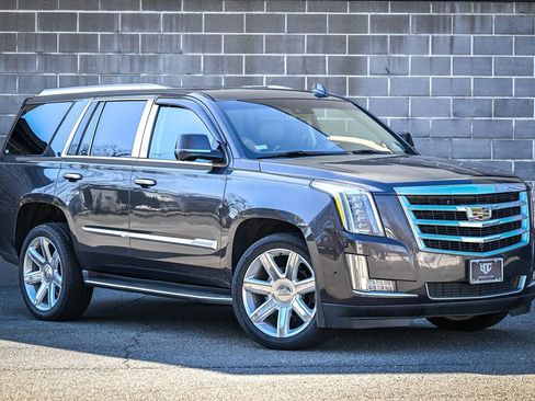 Used 2018 Cadillac Escalade Luxury image 2