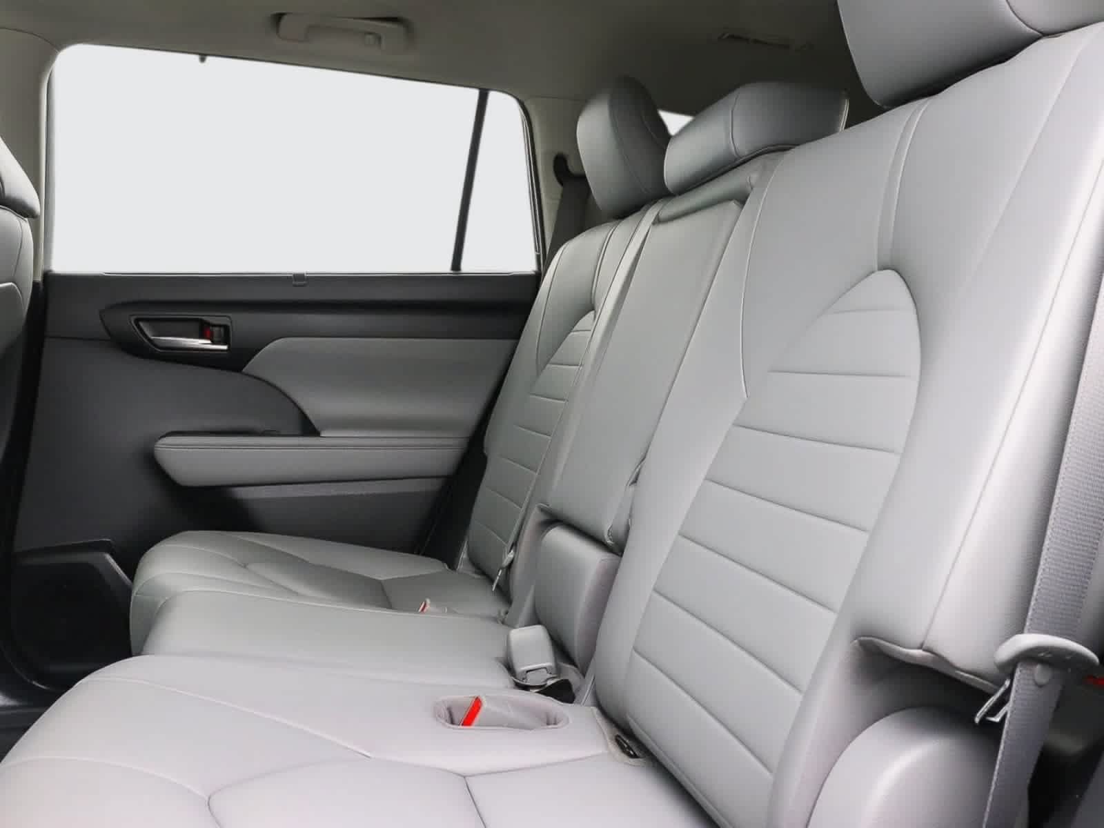 Used 2021 Toyota Highlander XLE AWD/4WD image 26