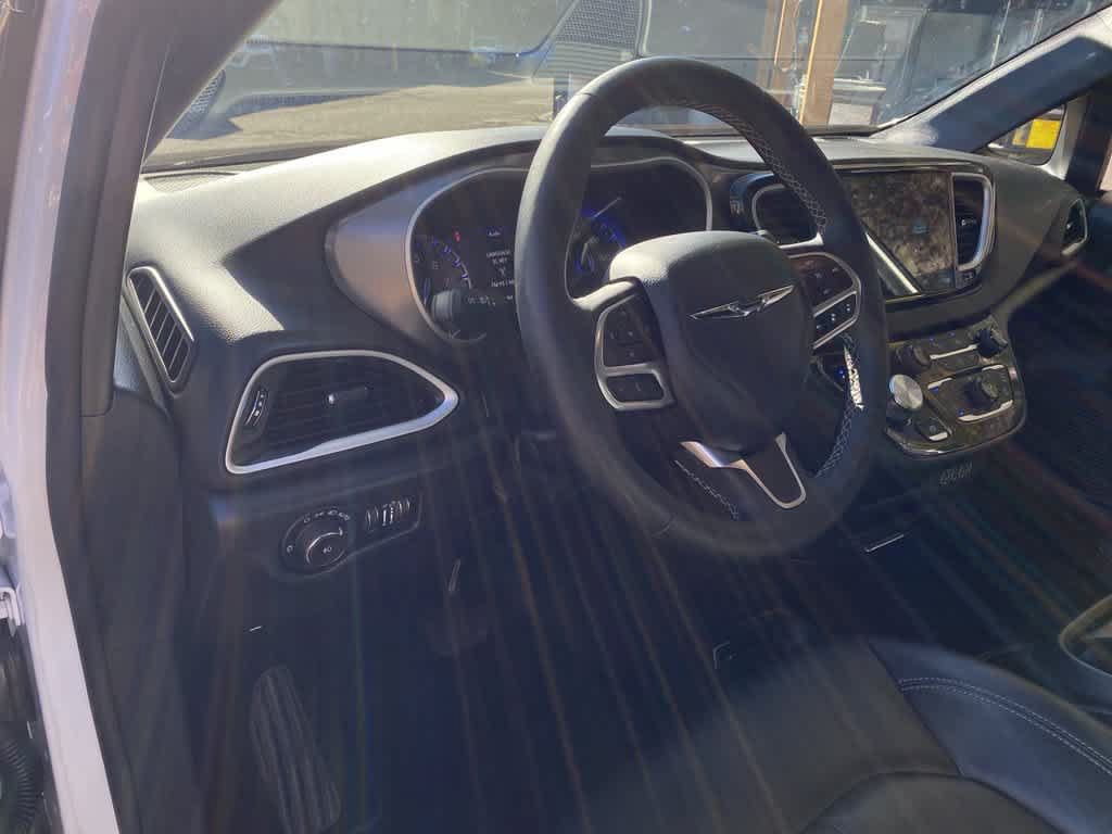 Used 2025 Chrysler Pacifica Select FWD image 2