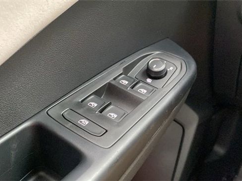 New 2026 Volkswagen Taos SE image 17