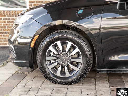 Used 2023 Chrysler Pacifica Touring-L FWD image 6