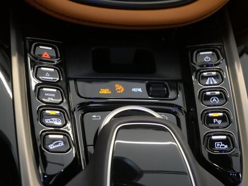 Used 2023 Aston Martin DBX AWD/4WD image 31