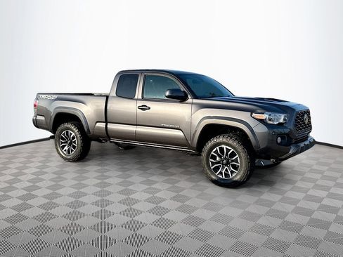 Used 2022 Toyota Tacoma TRD Sport image 2