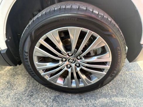 Used 2024 Toyota Venza XLE AWD/4WD image 25