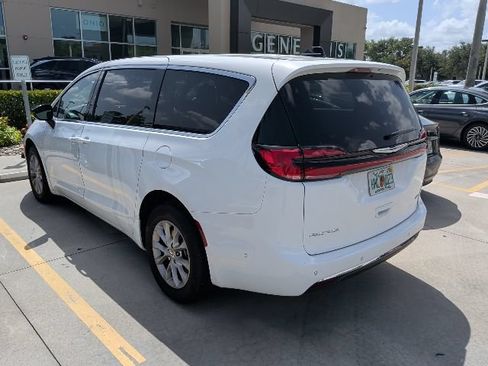 Used 2025 Chrysler Pacifica Select AWD/4WD image 8