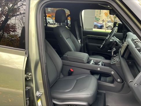 Used 2025 Land Rover Defender 110 X-Dynamic SE image 8