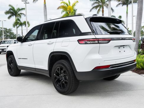 Used 2025 Jeep Grand Cherokee Altitude RWD image 8